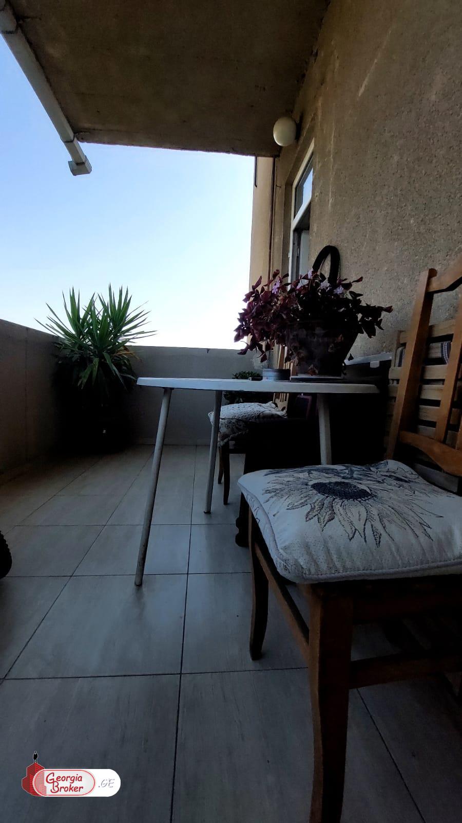 продается квартира с новым ремонтом 4-комнаты